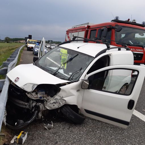 Furgoncino finisce contro il guard-rail sulla Torino-Pinerolo