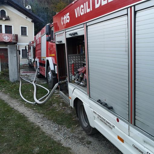 Vigili del fuoco e Aib al lavoro per spegnere l’incendio di Bibiana