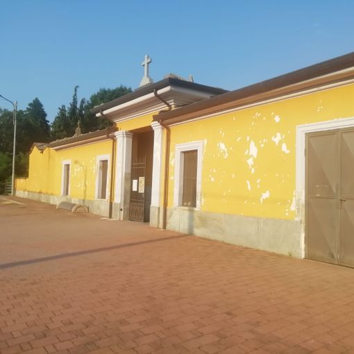 Il muro sfogliato del cimitero