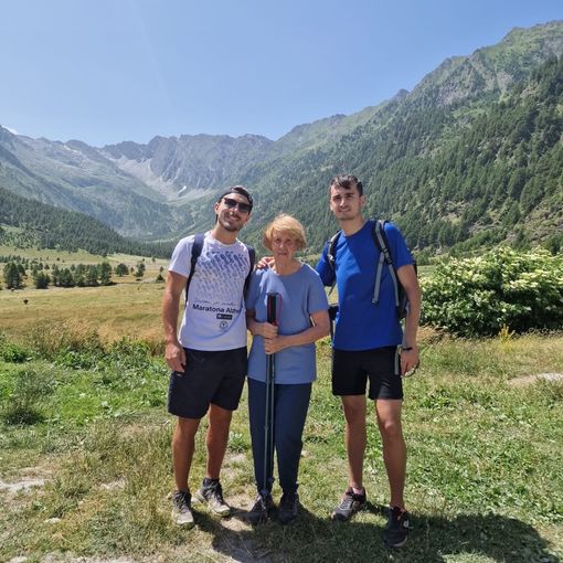 Renata al Pra con infermiere e fisioterapista
