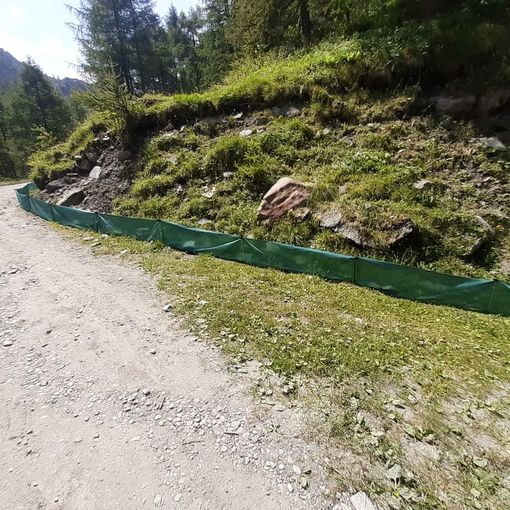 Le barriere in plastica posizionate lungo la salita verso la Conca del Pra