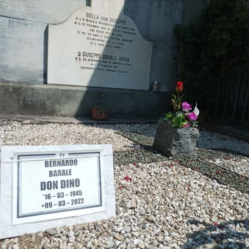 La targhetta per don Dino Barale, nel cimitero di Bobbio Pellice