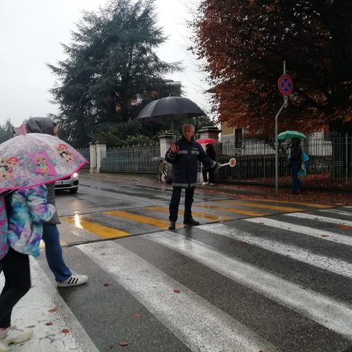 Guido Godino fuori dalle scuole