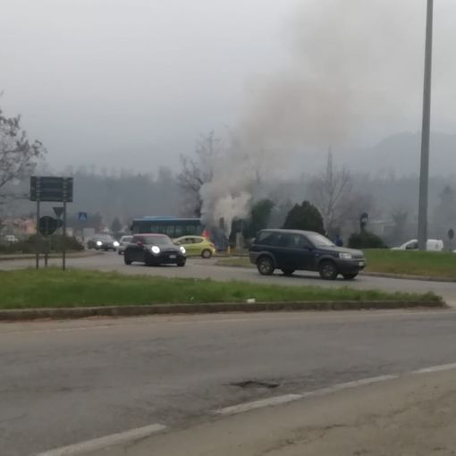 Il bus in fiamme al ponte di Bibiana