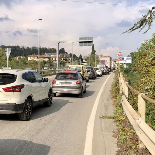 La coda sul luogo dell’incidente (foto di Christian Bosio)