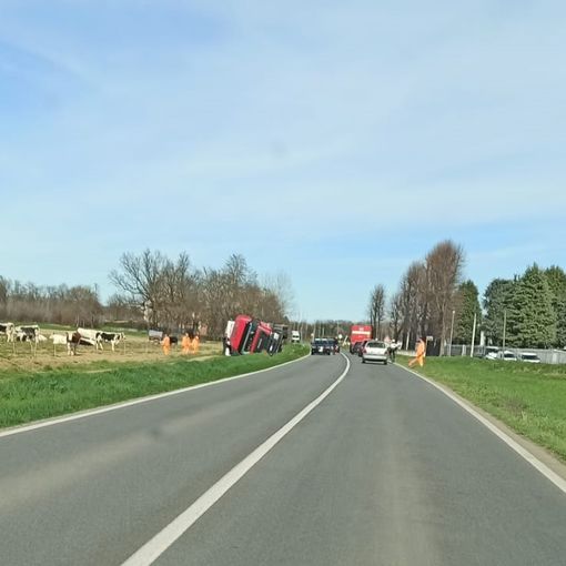 Candiolo: camion si ribalta nel fosso in via Sestriere