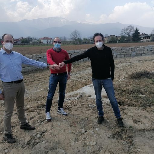 Da sinistra il sindaco Sergio Paschetta e il consigliere Alex Davico di Cavour e il sindaco Stefano Bruno Franco di Bagnolo Piemonte
