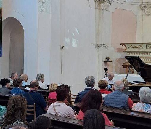 Remo Costantini nel riquadro e al pianoforte