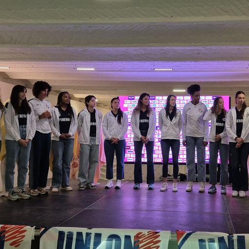 La squadra sul palco della presentazione