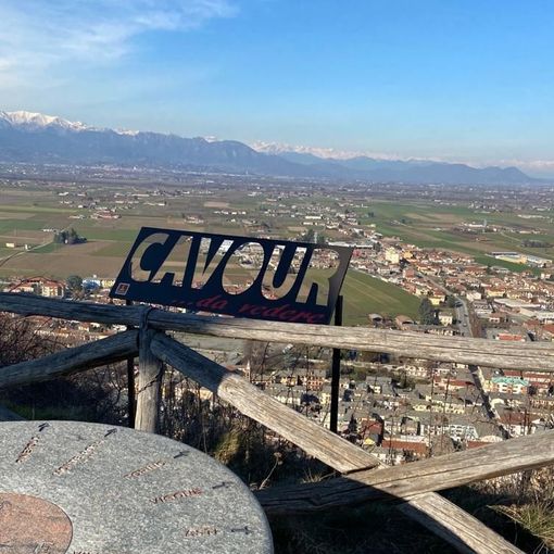 Scatto sul bordo del precipizio, rimossa la scritta da cartolina sulla Rocca di Cavour