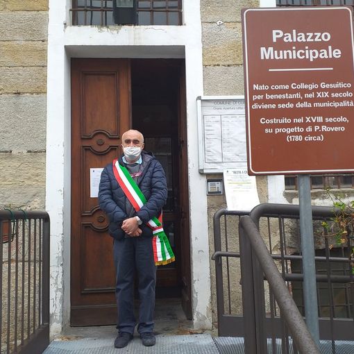 Il sindaco Costelli in primavera, durante il minuto di silenzio perle vittime del coronavirus