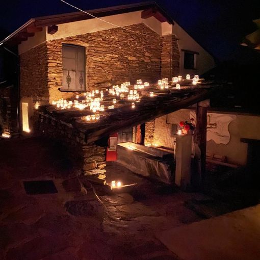 La borgata di Pequerel illuminata con le lanterne