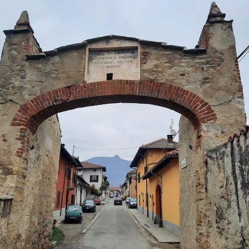 Un mezzo pesante danneggia l’arco: chiusa al transito la Porta di Pinerolo a Frossasco