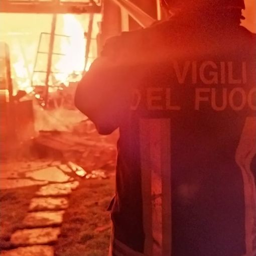 Fiamme in una cascina in stradale Baudenasca a Pinerolo [FOTO]