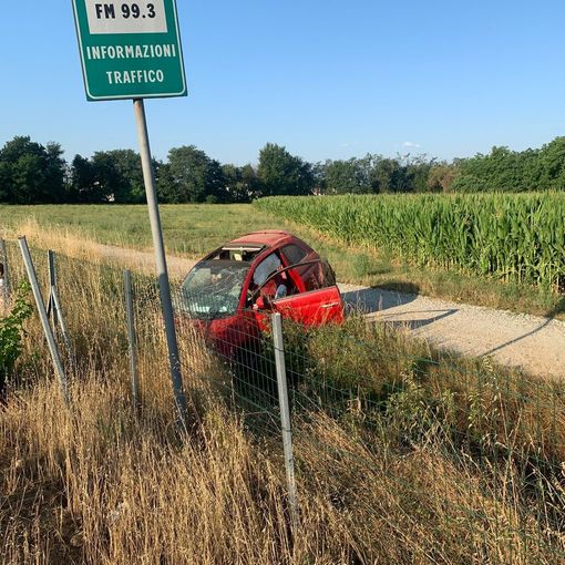 Auto fuori strada sulla Torino-Pinerolo, due giovani feriti