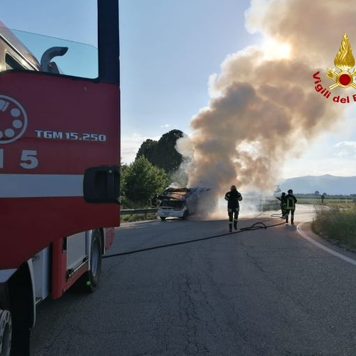 Un camper prende fuoco sulla statale 23 ad Airasca [FOTO]