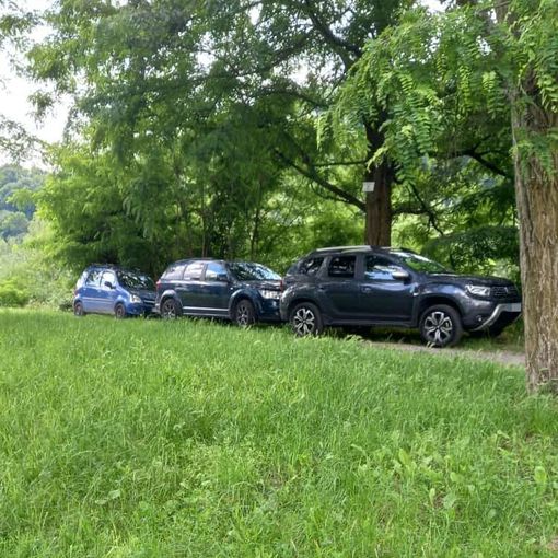 Le auto lungo la stradina sterrata che costeggia il Pellice