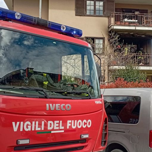 Incendio su un balcone di una palazzina a Luserna Alta