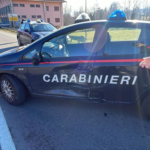 L’auto dei carabinieri urtata nella fiancata