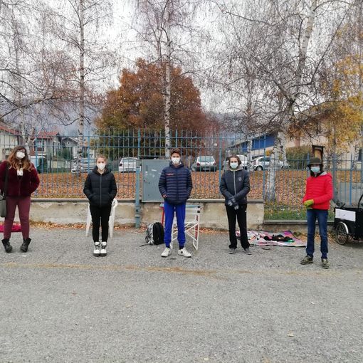 A Luserna San Giovanni primo giorno di scuola davanti ai cancelli delle medie [FOTO]