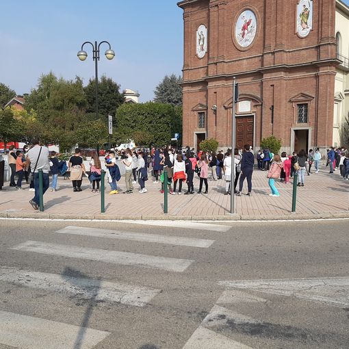 Gli alunni evacuati in piazza Vigo a None