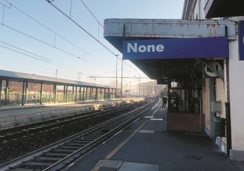 Al via una petizione per riaprire la sala d’attesa della stazione di None