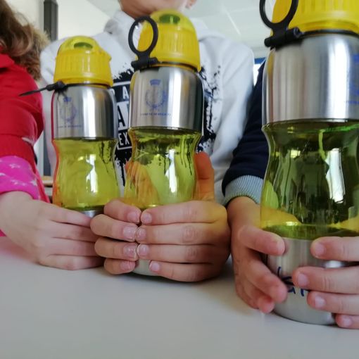 Le borracce donate dal Comune