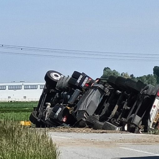 Il camion fuori strada tra Pancalieri e Vigone