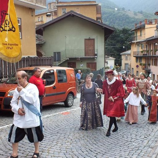 Perosa Argentina in festa tra plaisentif e falconi