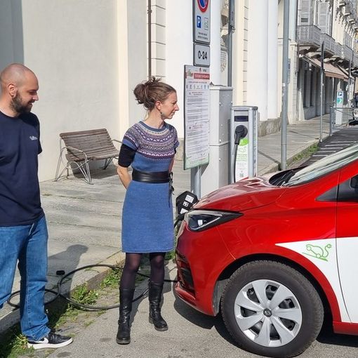 Andrea Barra e Giulia Proietti vicino alla colonnina di ricarica di fronte al Comune