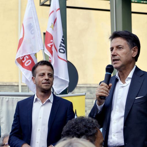 Il sindaco Luca Salvai con il presidente del M5S Giuseppe Conte, che è stato sabato a Pinerolo