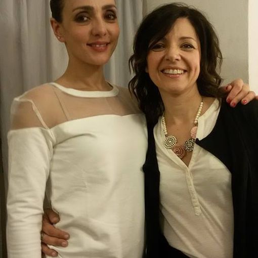 Roberta Falzoni, ai tempi assessore, con Ambra Angiolini quando era venuta a Pinerolo per un suo spettacolo