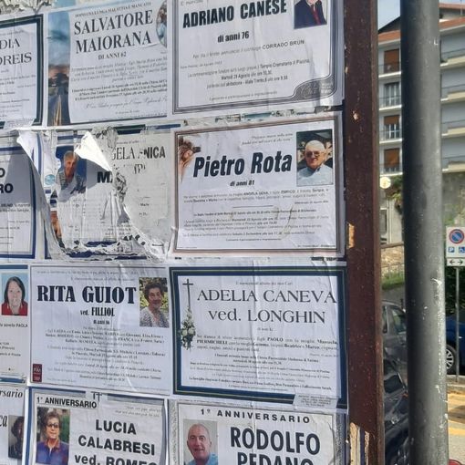 La bacheca di piazza Santa Croce, dove è affisso il manifesto funebre, preso di mira