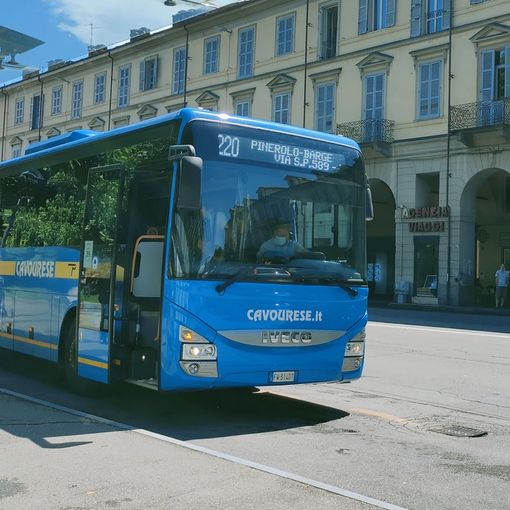 Bus della Cavourese in piazza Cavour a Pinerolo (foto di Cinzia Consolati)