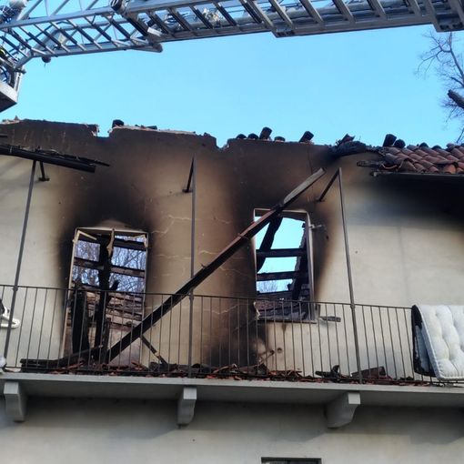 Un incendio divora il tetto di una cascina di Baudenasca