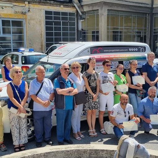 La consegna del mezzo stamattina nel cortile del municipio di Pinerolo