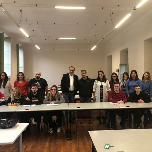 La foto dopo la breve cerimonia di firma del contratto