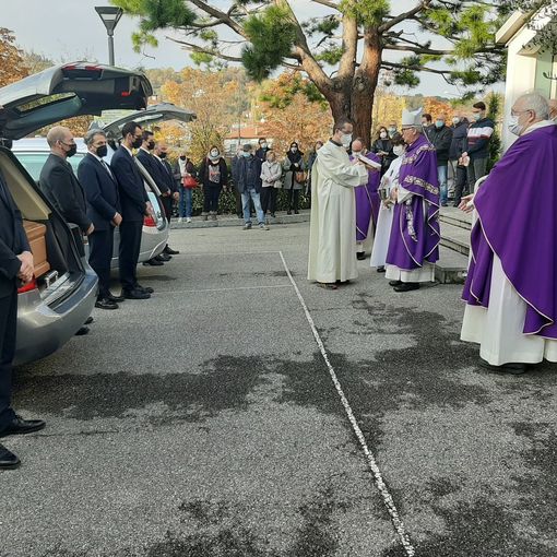 Il vescovo che accoglie le bare
