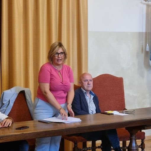 Lara Pezzano (in piedi) all'incontro di ieri