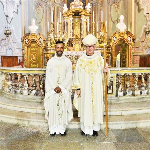 Don Alex Moreira a fianco del vescovo Derio Olivero nel suo ingresso a San Maurizio (foto di Vita diocesana pinerolese)