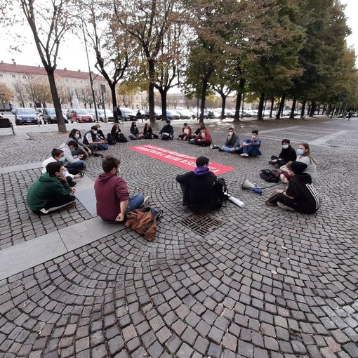 Gli studenti delle superiori di Pinerolo non rispondono all’appello di scendere in piazza [FOTO e VIDEO]