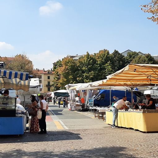 Solo banchi alimentari, ma niente transenne al mercato del sabato di Pinerolo