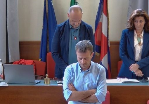 Il minuto di silenzio per Berlusconi
