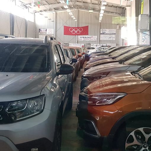 Auto nel Palacurling di Pinerolo: «L’hanno fatto per barcamenarsi»
