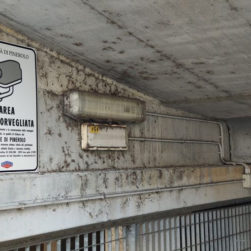 Il cartello che annuncia che l'area del parcheggio interrato è videosorvegliata