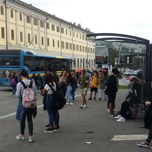 Ritorno in classe alle superiori di Pinerolo: il problema del distanziamento sul bus