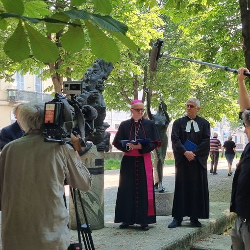 Le riprese al monumento contro l’intolleranza