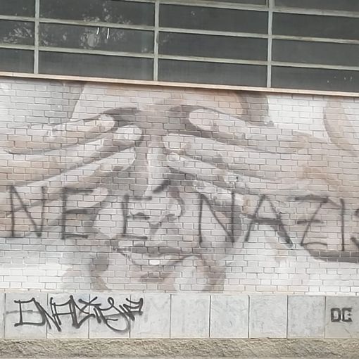 Scritta nazista su un murale alla scuola Collodi di Pinerolo