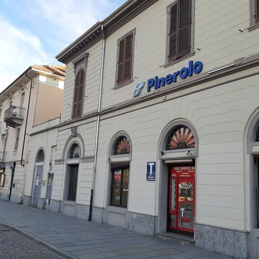 Lite tra giovani con urla e schiaffi alla stazione ferroviaria di Pinerolo