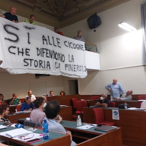 Lo striscione esposto ieri in Consiglio